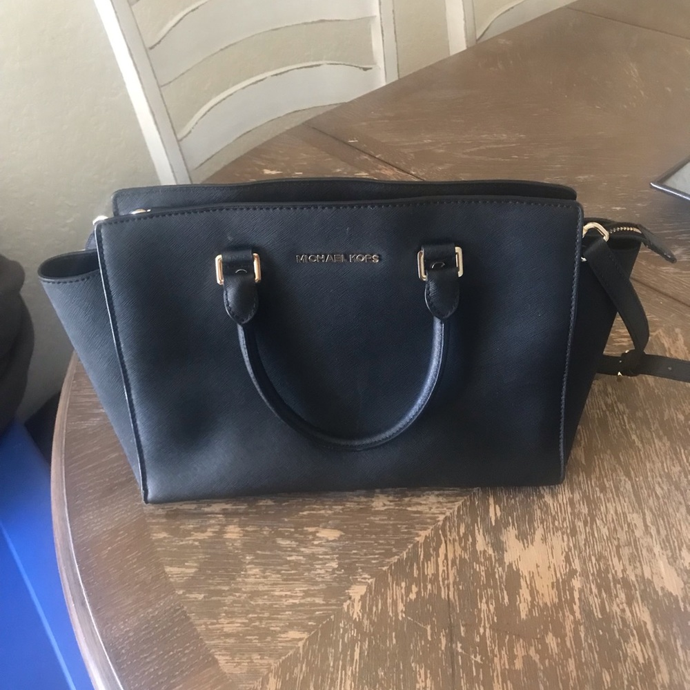Black Micheal Kors handbag w/ shoulder strap. Used.